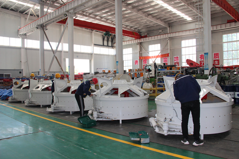 科尼樂機(jī)械工人認(rèn)真工作中 科尼樂機(jī)械工人認(rèn)真工作中